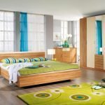Yatak odasının tasarımında yeşil ve sarı tonları