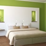 การรวมกันของสีเขียวและสีขาวในการตกแต่งภายในของห้องนอน