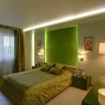 Groene tinten in het ontwerp van een kleine slaapkamer