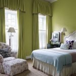 Yatak odasında yeşil perdeler