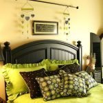 Sắc thái của màu nâu và màu xanh lá cây trong nội thất phòng ngủ