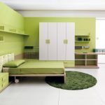 Diseño de dormitorio inusual en verde y blanco.