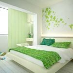 Balta-žalia miegamojo dizainas