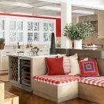 Perabot yang dilengkapi perabot dengan cetakan berwarna merah