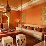 Narančasta soba u orijentalnom stilu