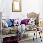 Łóżko z kolorowymi poduszkami