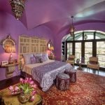 Interiér spálne v marockom štýle v červenej a fialovej farbe