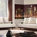 Hvite polstrede møbler i stuen
