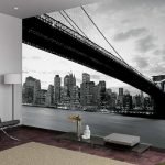 Zwart-wit fotobehang met stad en brug.