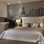 Klasikinio stiliaus miegamasis su nuotraukų tapetais