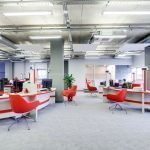 Kontor med røde og hvite møbler