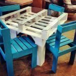 Cadires blaves al voltant d’una taula blanca