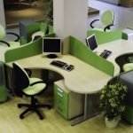 Grønne og beige kontormøbler