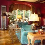 Wohnzimmer mit burgunderfarbenen Wänden