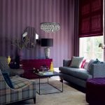 Violetiniai tapetai gyvenamajame kambaryje