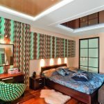 Paper pintat brillant a l'estil dels anys 60 en el disseny del dormitori