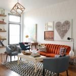 Canapé orange et fauteuils gris