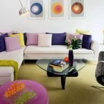 Sofa med fargerike puter