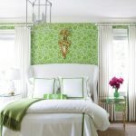 Slaapkamer voor pasgetrouwden in groen en wit