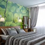 غرفة نوم مع الجداريات الخضراء