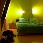 Kombinationen af ​​grønt og gult i det indre af soveværelset