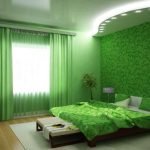 Ruda ir žalia miegamojo interjere