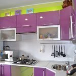 Cozinha lilás com decoração verde
