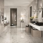 Badrum med lätt marmor på golvet