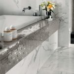 Salle de bain avec sols en marbre blanc