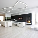 Neobvyklý stropní design v obývacím pokoji