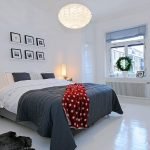 Svart og hvitt sengetøy på soverommet
