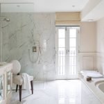 Papel de parede de mármore no design do quarto