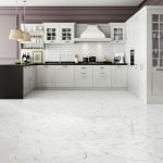 Biele podlahy v dizajne kuchyne
