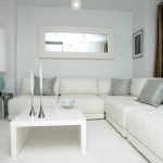 Fehér sarok kanapé a nappali belső részében