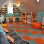 Orange et turquoise dans le design de la salle de jeux
