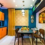 Kombinationen av blå väggar och orange möbler