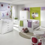 Hvit farge i utformingen av barnerommet