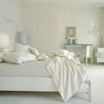 Κρεβάτι με λευκά κλινοσκεπάσματα