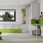 Kombinasjonen av grønt og hvitt i design av leiligheten