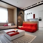 Röd soffa i vardagsrummet