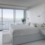 חדר שינה עם נוף לים