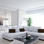 Kampinė sofa su baltomis ir rudomis pagalvėmis