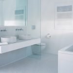 Balta santechnika vonios kambaryje