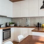 Baltas virtuvės rudos spalvos stalviršis