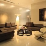 Muebles tapizados marrones en la sala de estar