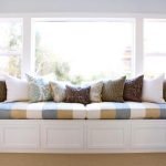 Az ablakpárkány elrendezése kanapéként