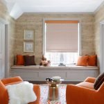 Orangefarbene Möbel im Innenraum