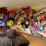 Grafiti ile yatak odasında duvar dekorasyonu