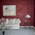 Vaaleanpunainen koristelaasti olohuoneen seinällä