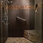 Rudos plytelės ir mozaikos dizainas dušo